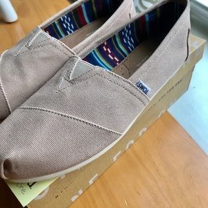 New Women’s Toms Shoe